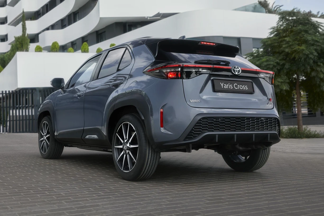 Odmiana GR Sport jest dostępna tylko ze 130-konną hybrydą z napędem na przód. Odmiana GR Sport jest dostępna tylko ze 130-konną hybrydą z napędem na przód.