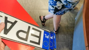 Zespół deregulacyjny proponuje zmiany w rejestracji pojazdów. Chodzi o zniesienie obowiązku ponownej legalizacji tablic rejestracyjnych
