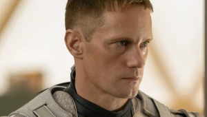 Alexander Skarsgard w serialu "Pamiętniki Mordbota"