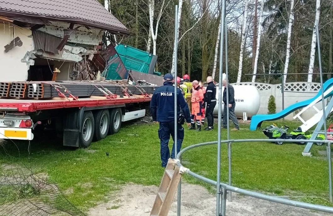 Samochód ciężarowy wjechał w dom w Sochaczewie