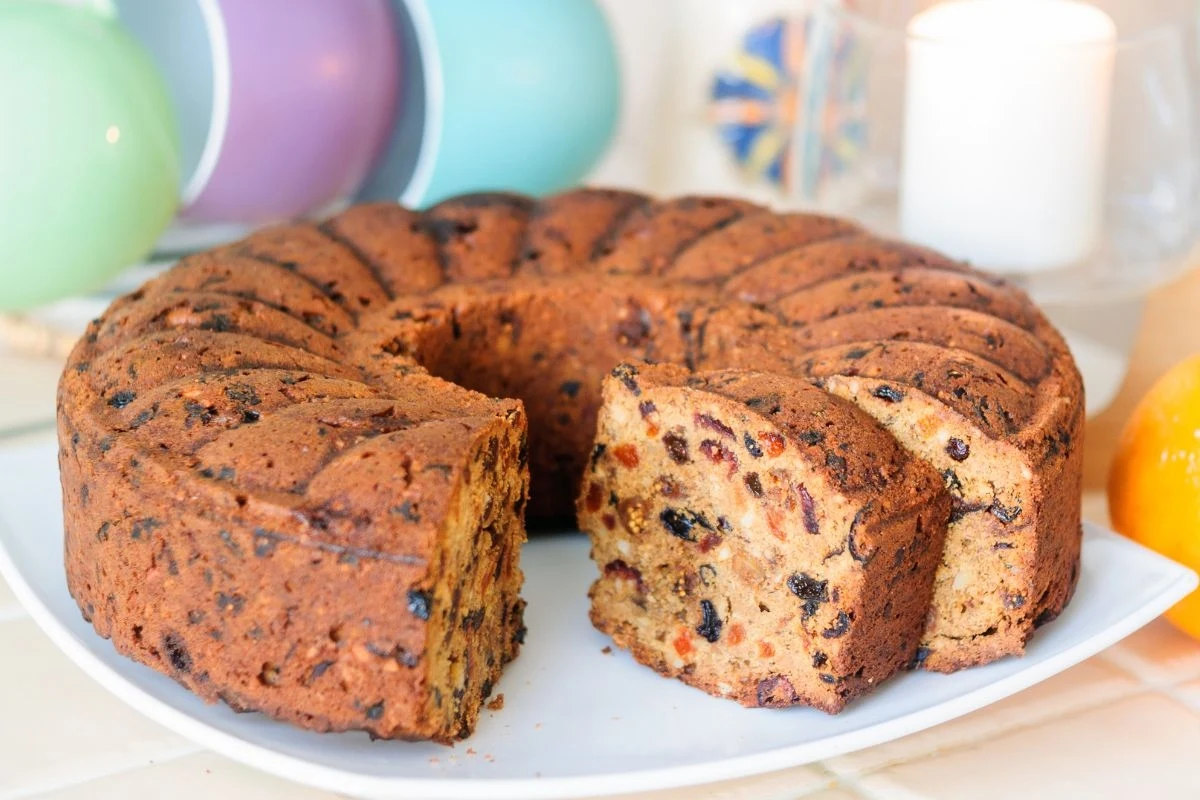 Ciasto śmietnik to doskonały pomysł na wykorzystanie bakalii leżących w kuchennych szafkach.