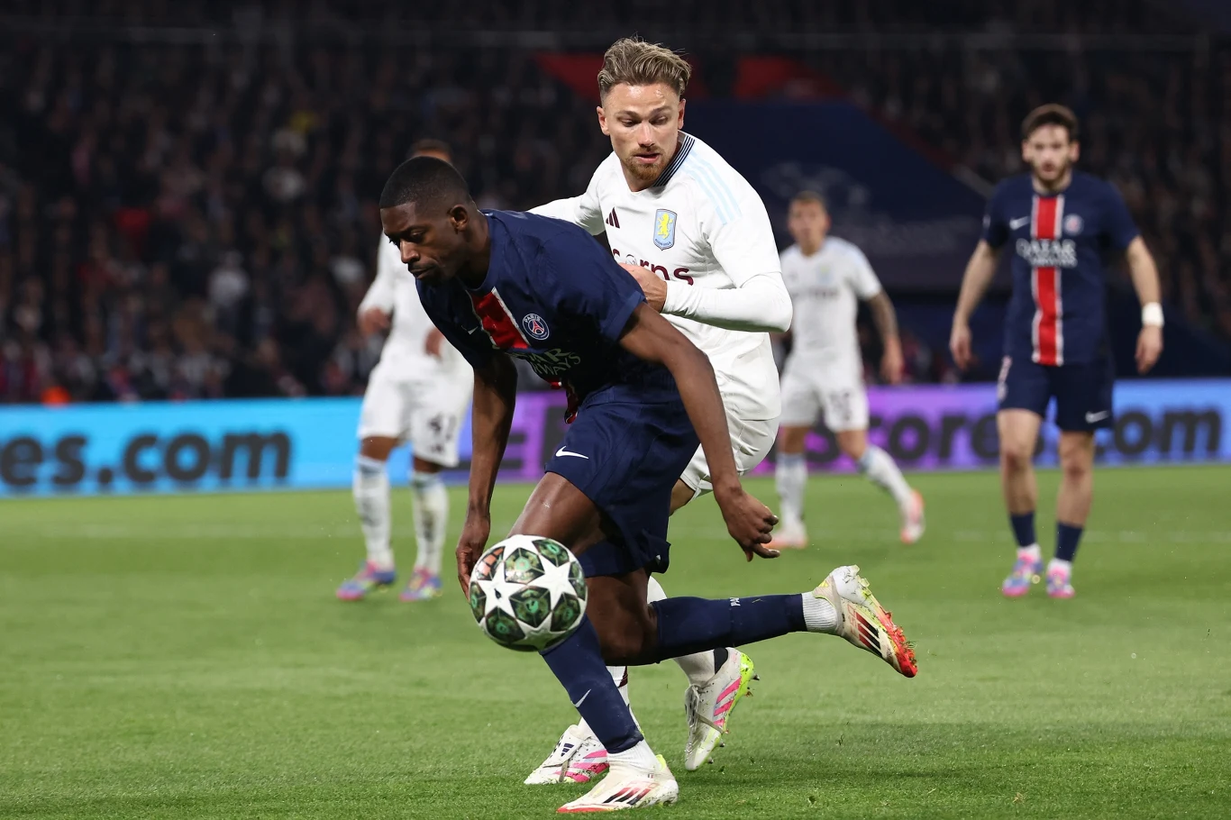 Ousmane Dembele w walce z Matty'm Cashem