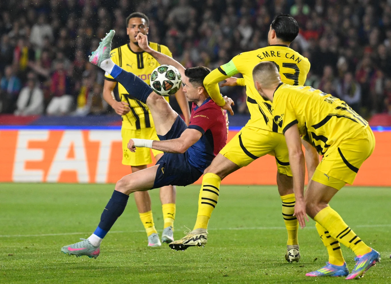 Robert Lewandowski w meczu z Borussią Dortmund Robert Lewandowski w meczu z Borussią Dortmund