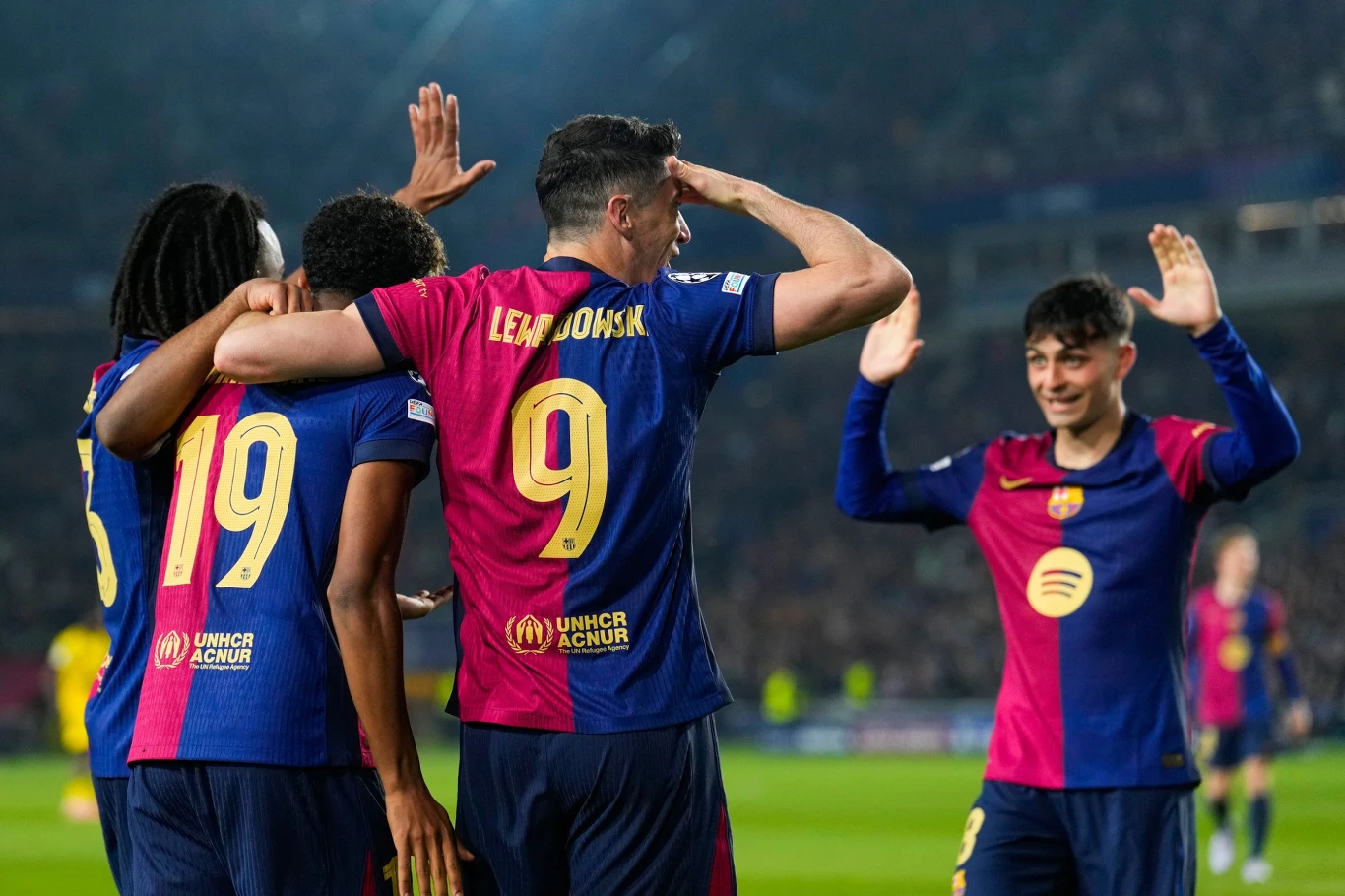 Piłkarze Barcelony celebrujący gola Roberta Lewandowskiego