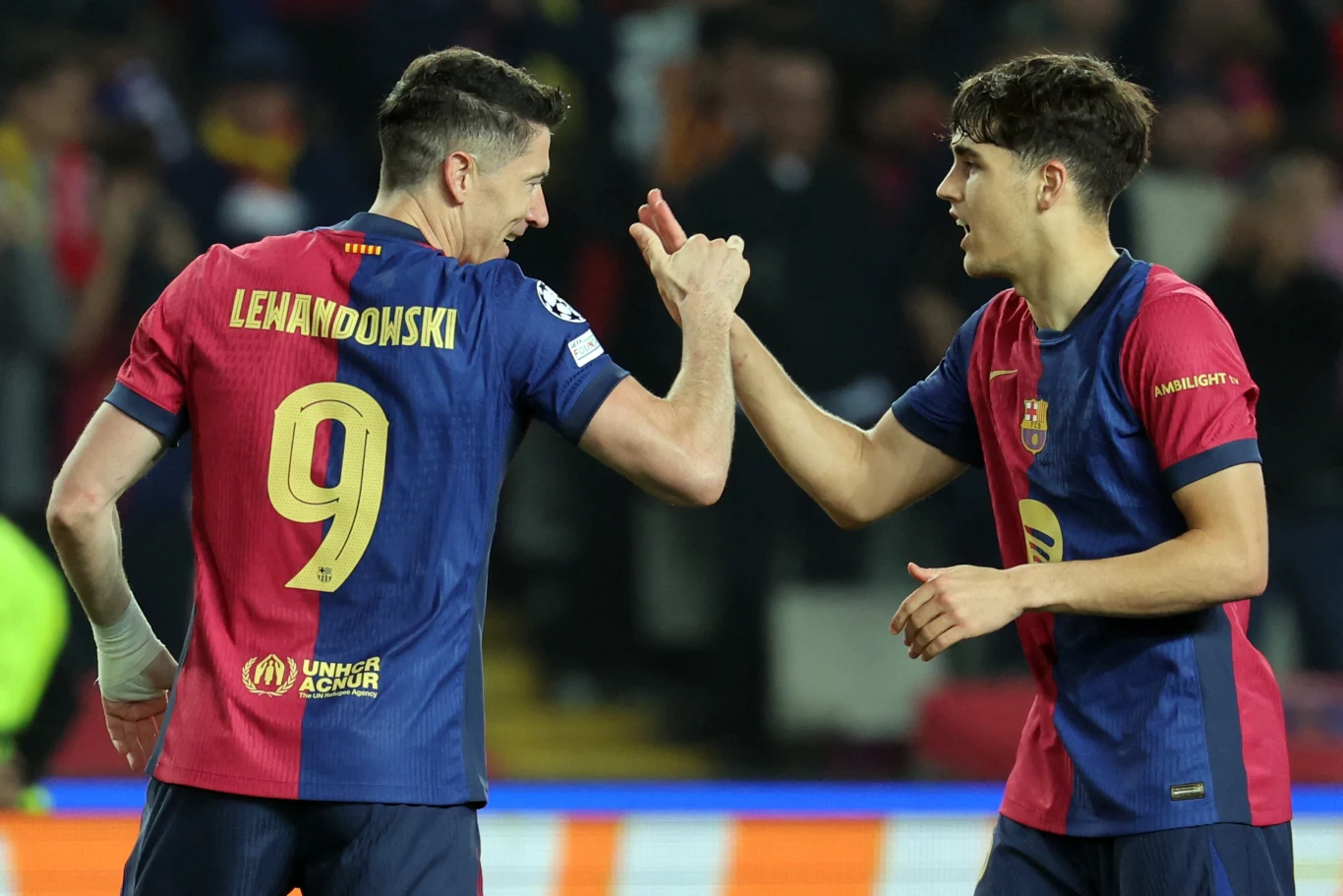 Robert Lewandowski odbiera gratulacje od Paua Cubarsiego. W tym momencie Barcelona prowadziła 2:0.
