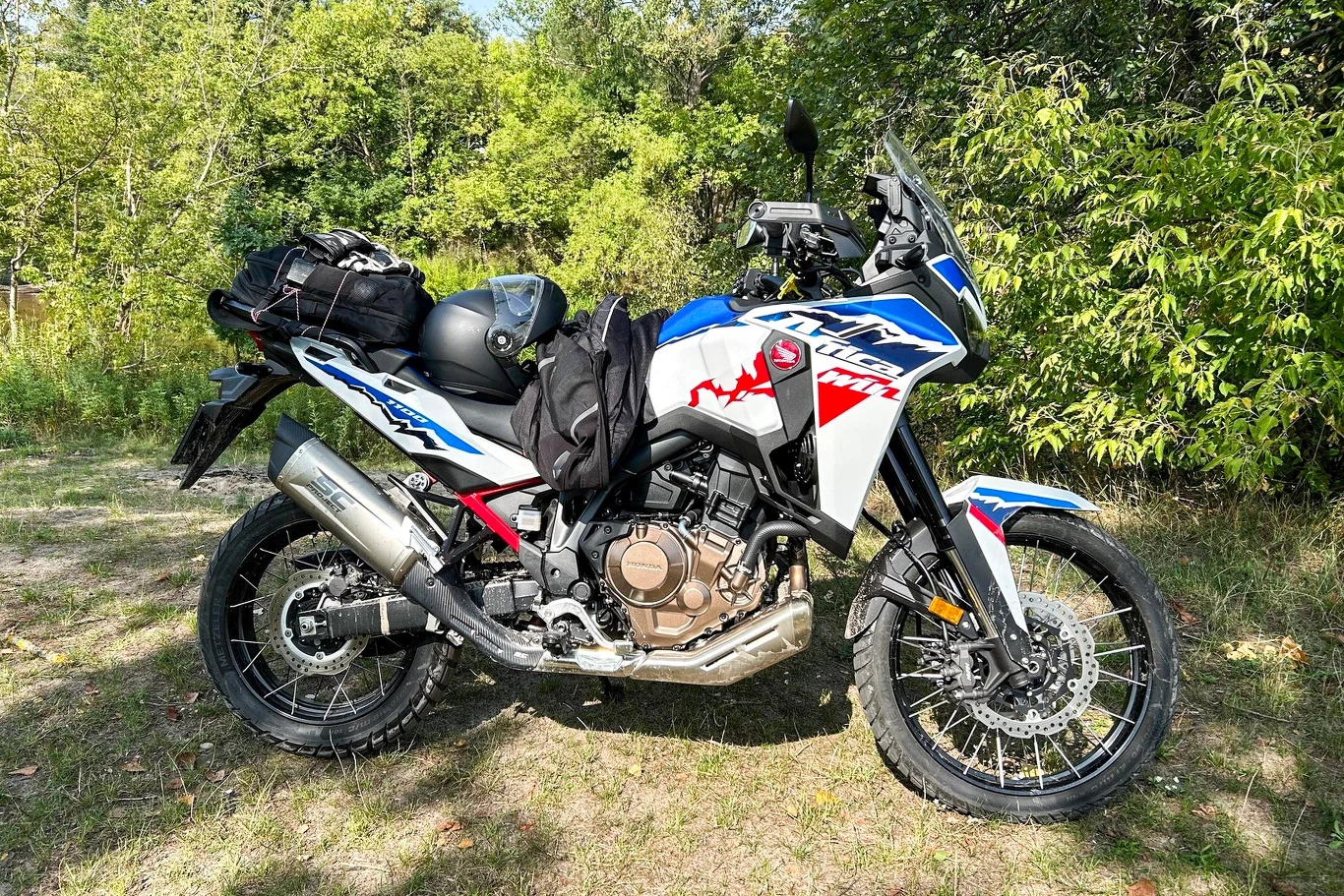 Honda Africa Twin bez pakietu kufrów nadal wygląda bardzo zadziornie. Aż prosi się, żeby zjechać z utwardzonej ścieżki. Honda Africa Twin