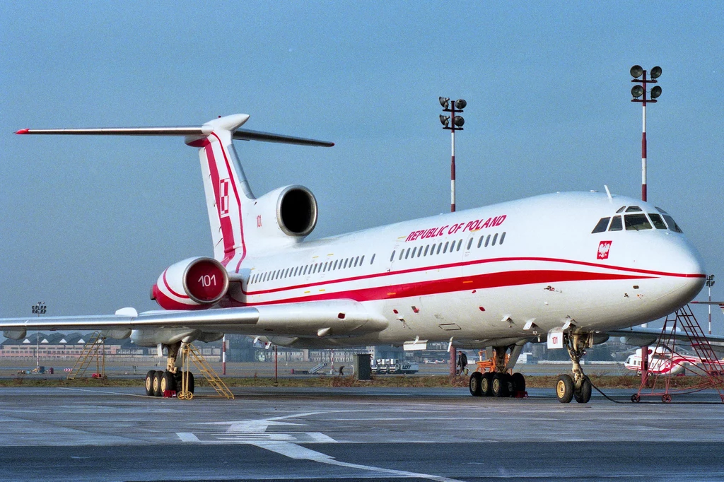 Samolot Tu-154M nr boczny 101 na lotnisku Okęcie (zdjęcie z roku 2001). Samolot w kwietniu 2010 uległ katastrofie w Smoleńsku. Samolot Tu-154M nr boczny 101 na lotnisku Okęcie (zdjęcie z roku 2001). Samolot w kwietniu 2010 uległ katastrofie w Smoleńsku.