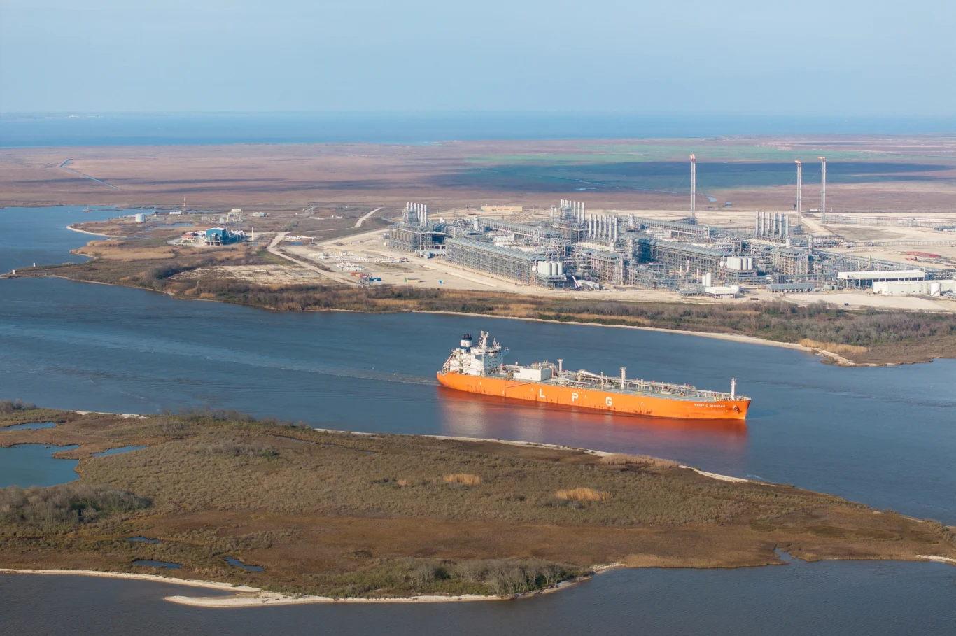 UE rozważa zakup większej ilości LNG z USA w odpowiedzi na politykę celną Donalda Trumpa. Na zdj. hub LNG amerykańskiej firmy Cheniere Energy w Port Arthur w Teksasie UE rozważa zakup większej ilości LNG z USA w odpowiedzi na politykę celną Donalda Trumpa. Na zdj. hub LNG amerykańskiej firmy Cheniere Energy w Port Arthur w Teksasie