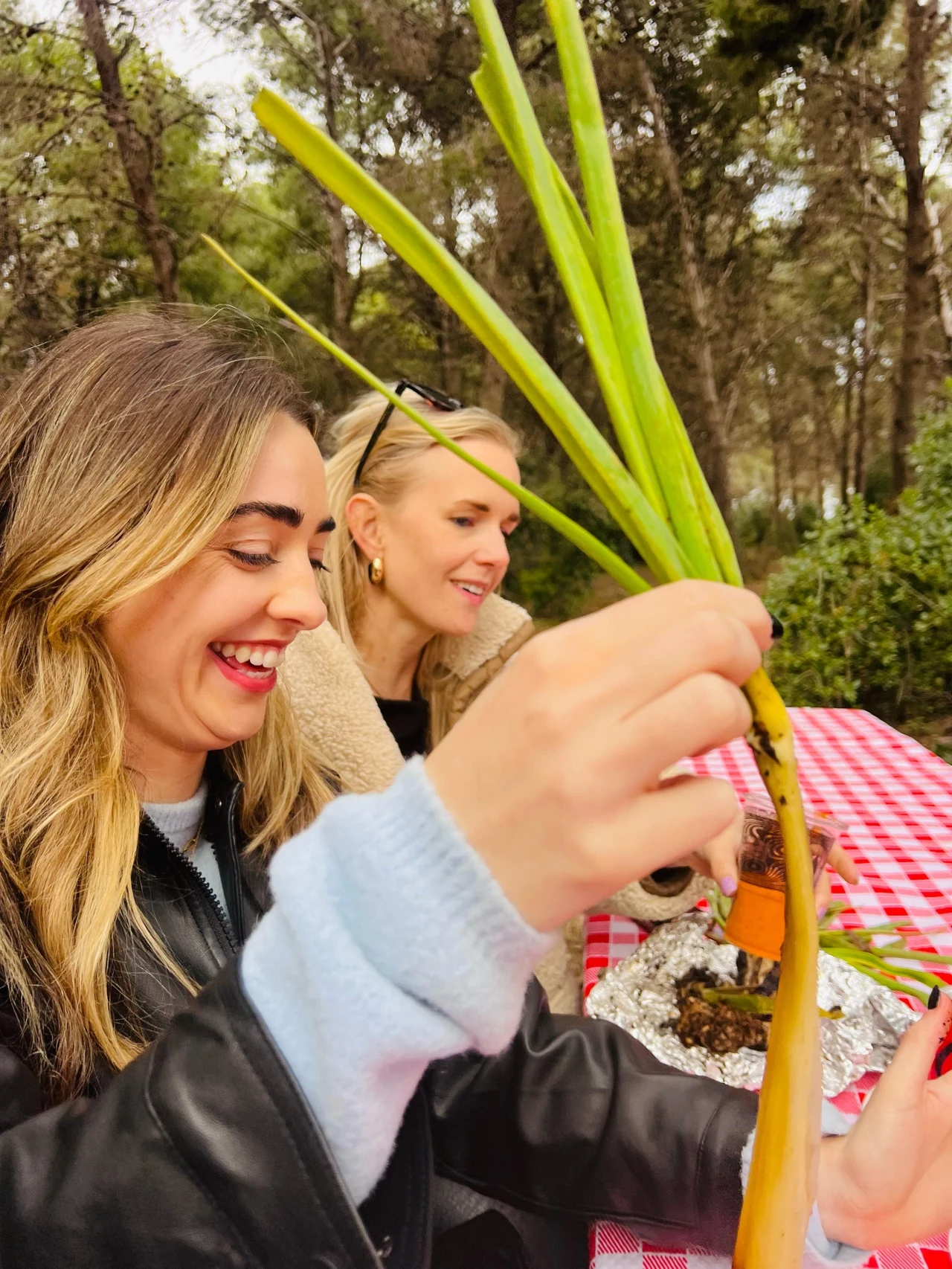 "Calçotada" przyciąga wielu mieszkańców i turystów, którzy chcą spróbować calçots
