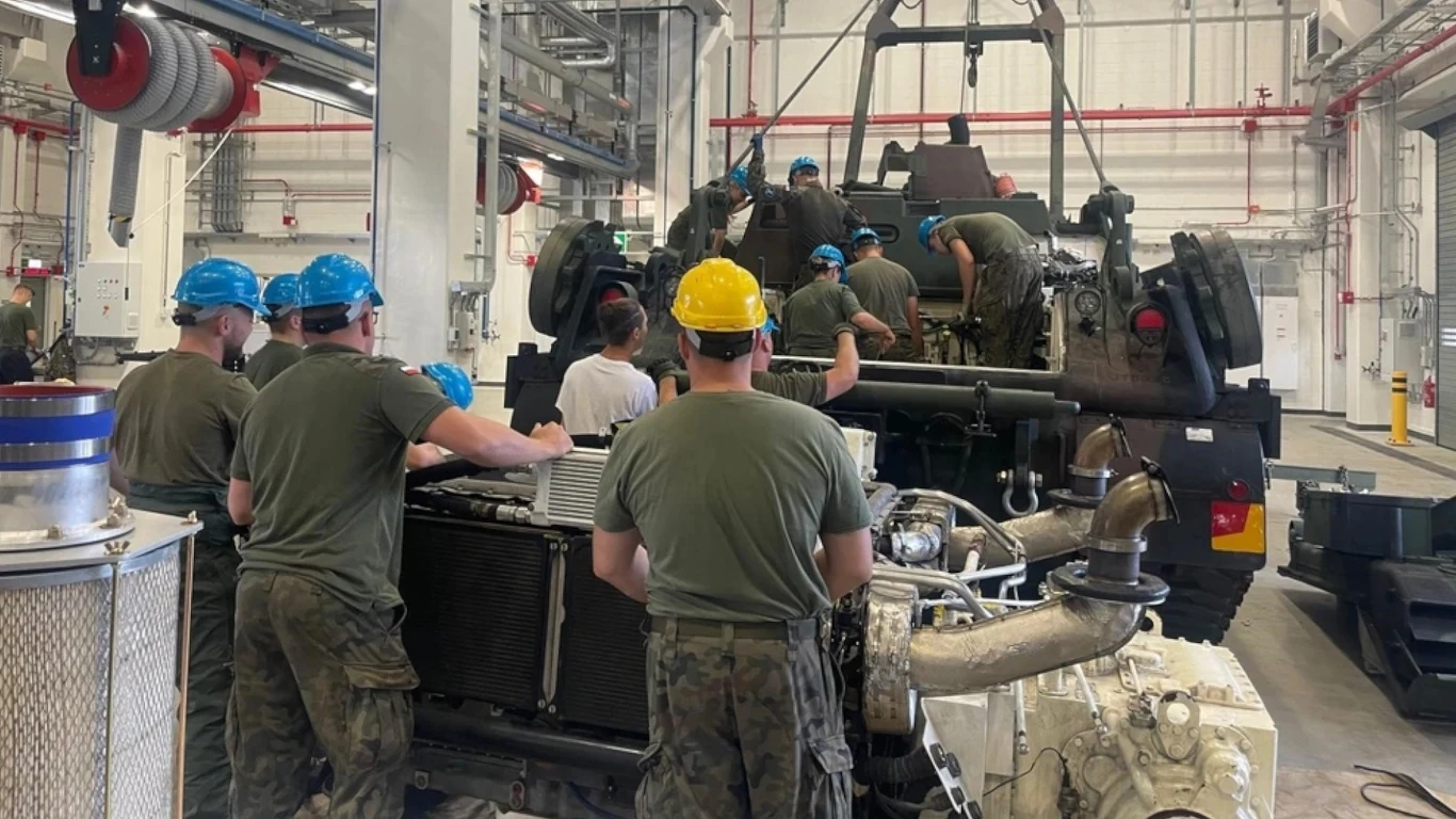 Żołnierze pracujący przy wozie M88 Hercules w APS-2 Powidz