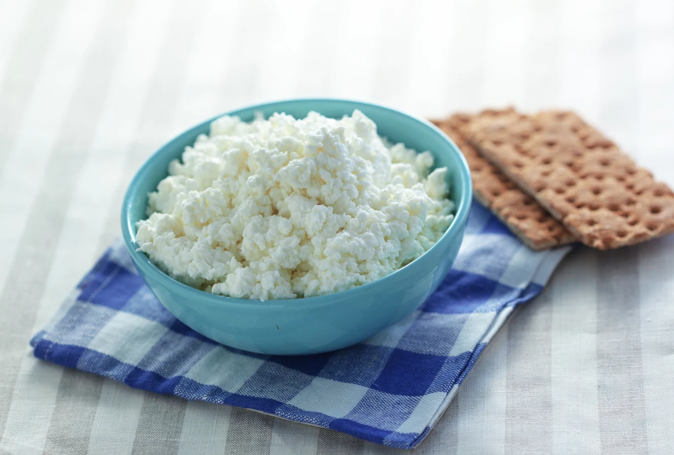 Do przygotowania sernika gotowanego możemy użyć zwykłego twarogu, ale musimy go samodzielnie zemleć Biały ser w misce