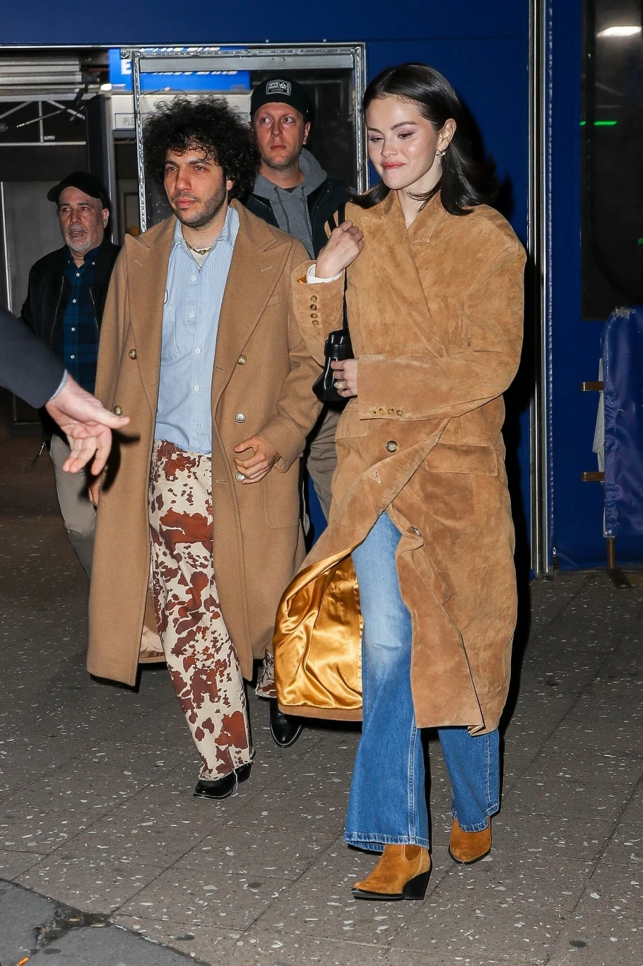 Selena Gomez i Benny Blanco. Pasujące stylizacje pary przyciągają wzrok Selena Gomez i Benny Blanco. Pasujące stylizacje pary przyciągają wzrok