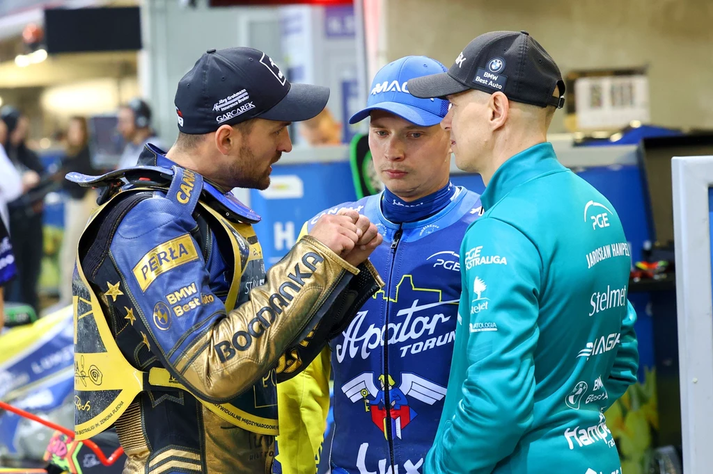 Bartosz Zmarzlik tłumaczy Emilowi Sajfutdinowowi i Jarosławowi Hampelowi, dlaczego Orlen Oil Motor Lublin znów wygra ligę. Bartosz Zmarzlik tłumaczy Emilowi Sajfutdinowowi i Jarosławowi Hampelowi, dlaczego Orlen Oil Motor Lublin znów wygra ligę.