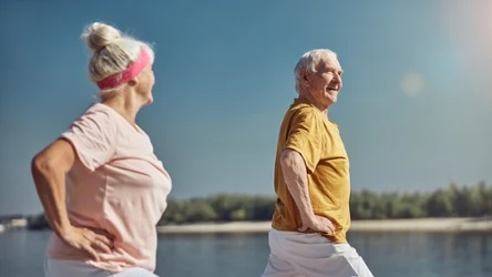 Para seniorów ćwiczy na świeżym powietrzu
