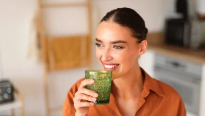 Pij codziennie zamiast kawy. Nie tylko pobudza, ale też wzmacnia włosy 