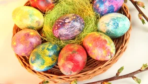 Tak zrobisz wyjątkowe pisanki. Banalny sposób na nietypowe zdobienia za grosze