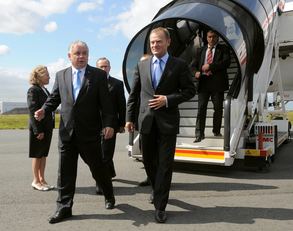 Zdjęcie archiwalne: Rok 2008, prezydent Lech Kaczyński i premier Donald Tusk wysiadają z samolotu Zdjęcie archiwalne: Rok 2008, prezydent Lech Kaczyński i premier Donald Tusk wysiadają z samolotu