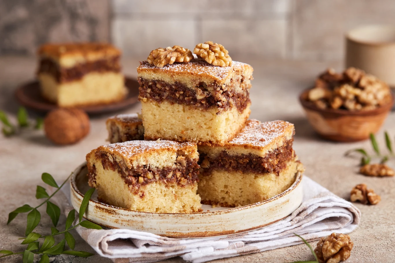 Puszyste ciasto z orzechami włoskimi to deser, który zachwyca podniebienia Puszyste ciasto z orzechami włoskimi to deser, który zachwyca podniebienia