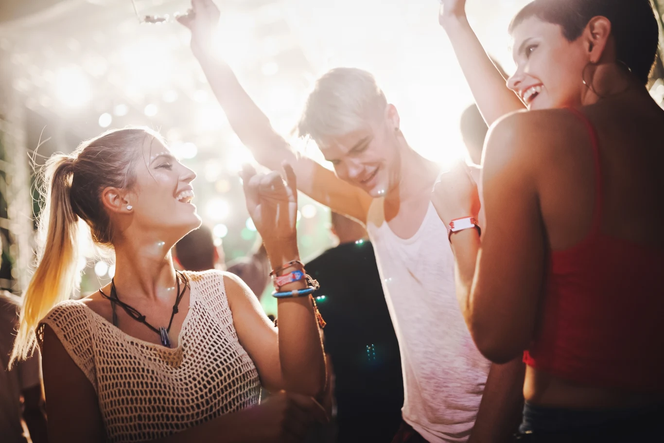 Impreza w ciągu dnia i to przy kawie? Choć brzmi absurdalnie to poranne imprezy są coraz bardziej popularne Młodzi ludzie tańczą