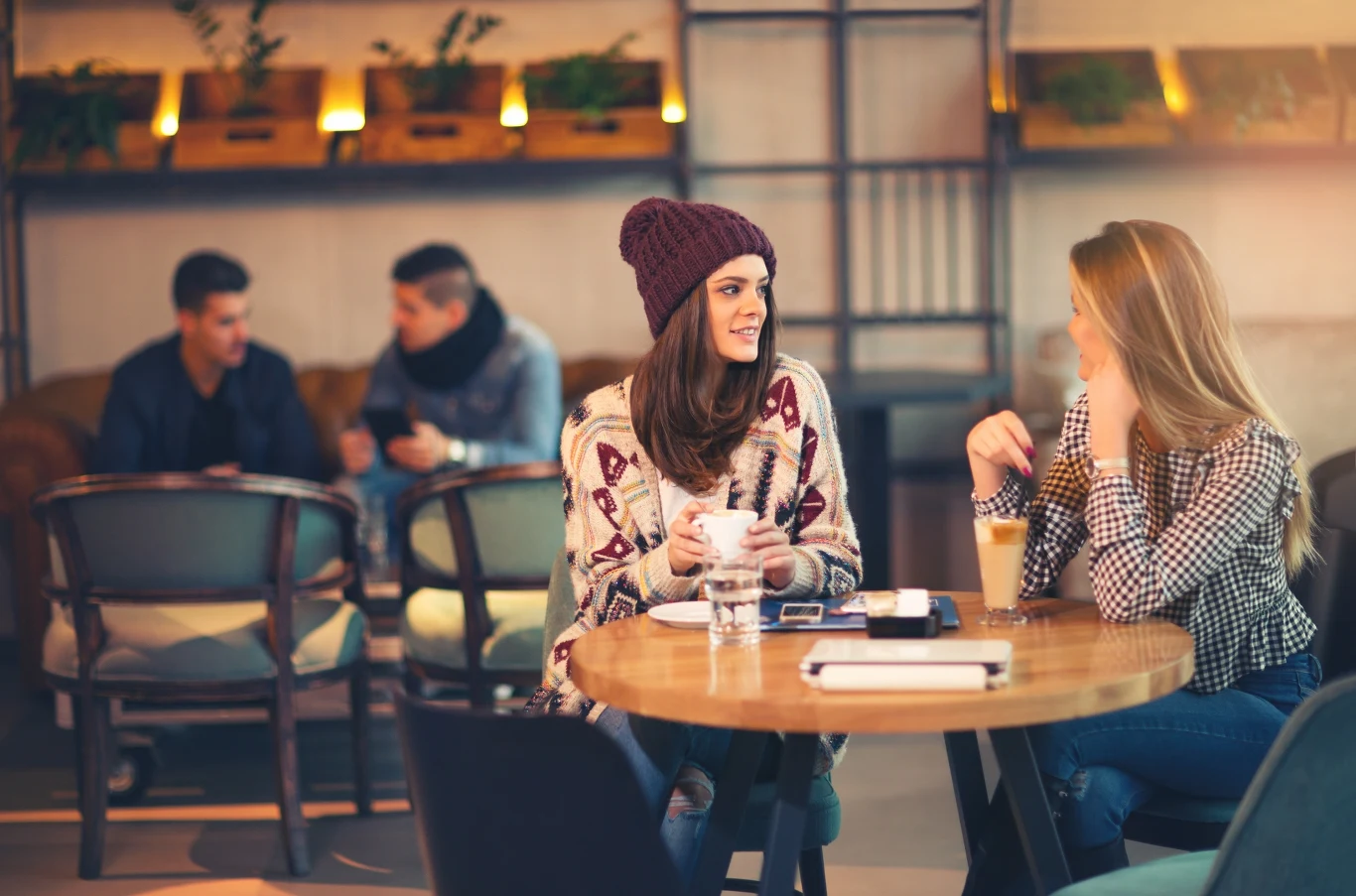 Coraz więcej młodych osób woli potańczyć w ciągu dnia przy kawie, niż zarywać noce Młodzi ludzie siedzą w kawiarni