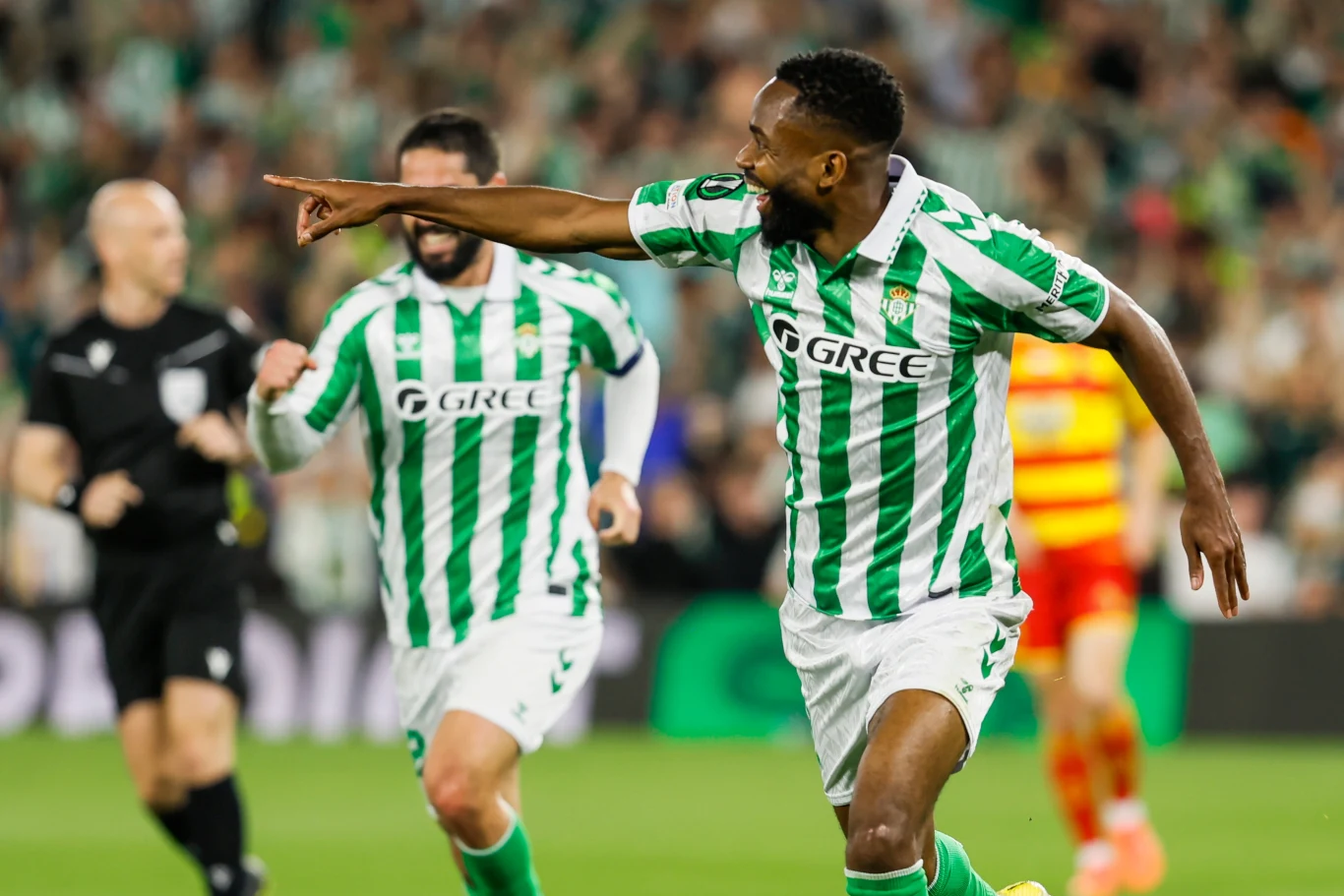 Przed momentem Cedric Bakambu pokonał Sławomira Abramowicza 