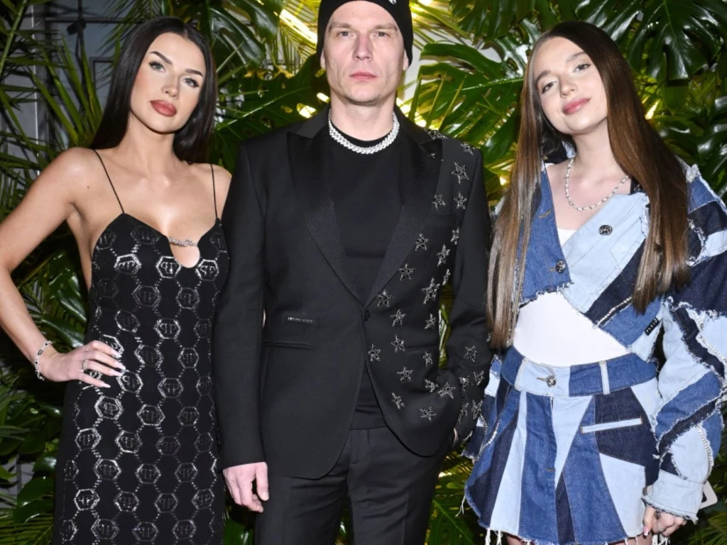 Bart Pniewski na imprezę wziął ze sobą córkę oraz partnerkę Bart Pniewski na imprezę wziął ze sobą córkę oraz partnerkę