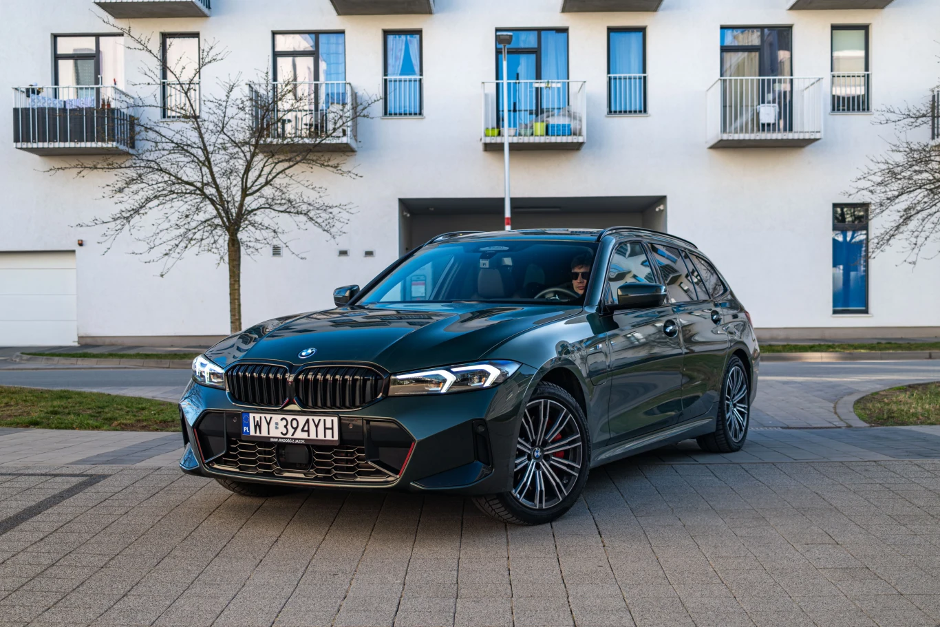 Seria 3 Touring w wersji hybrydowej plug-in jest tak samo dobra na asfalcie, jak inne odmiany article cover