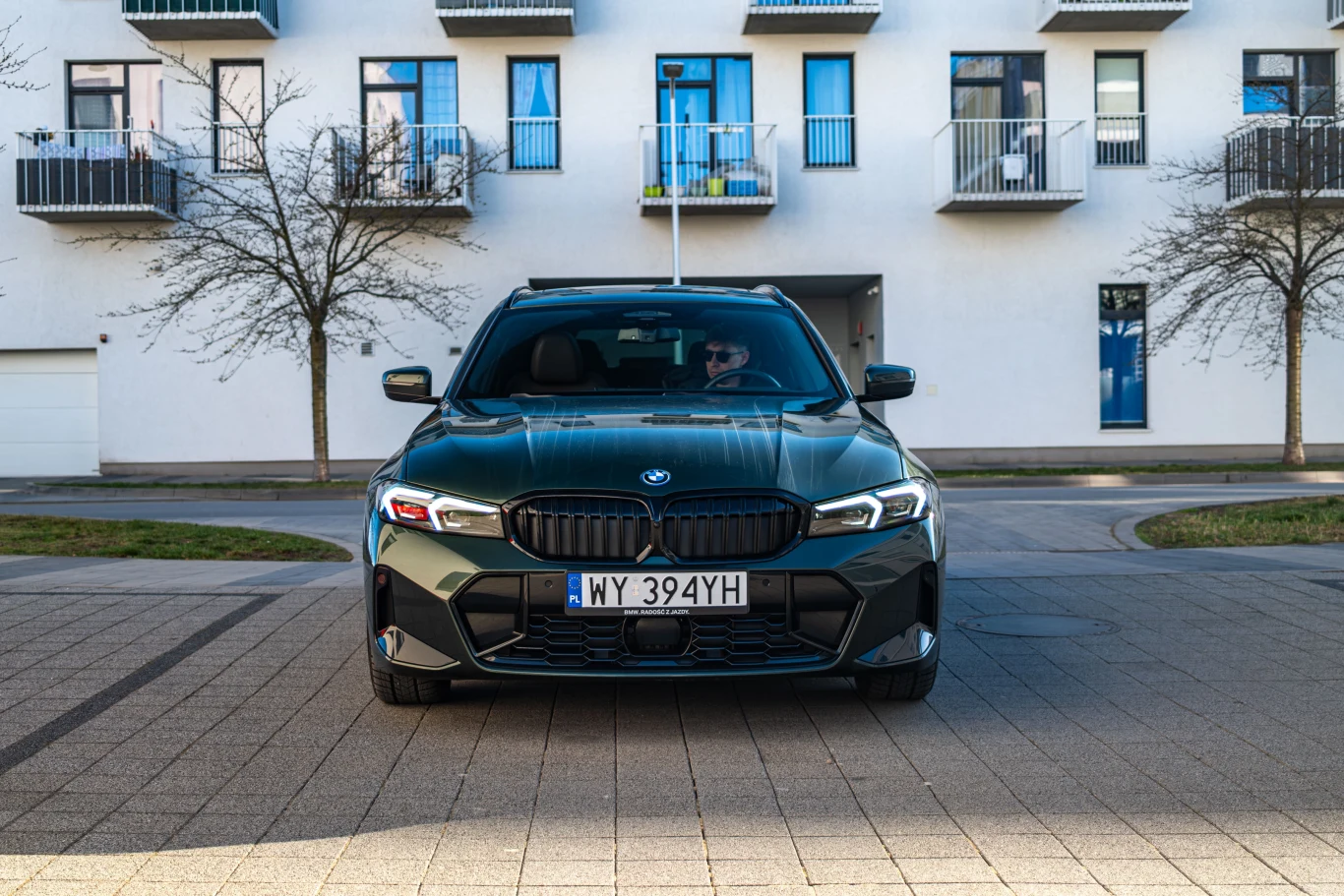 - Przód auta, między innymi dzięki czarnym wykończeniom, wygląda sportowo i dynamicznie; żaluzje w “nerkach” mogą się otwierać i zamykać