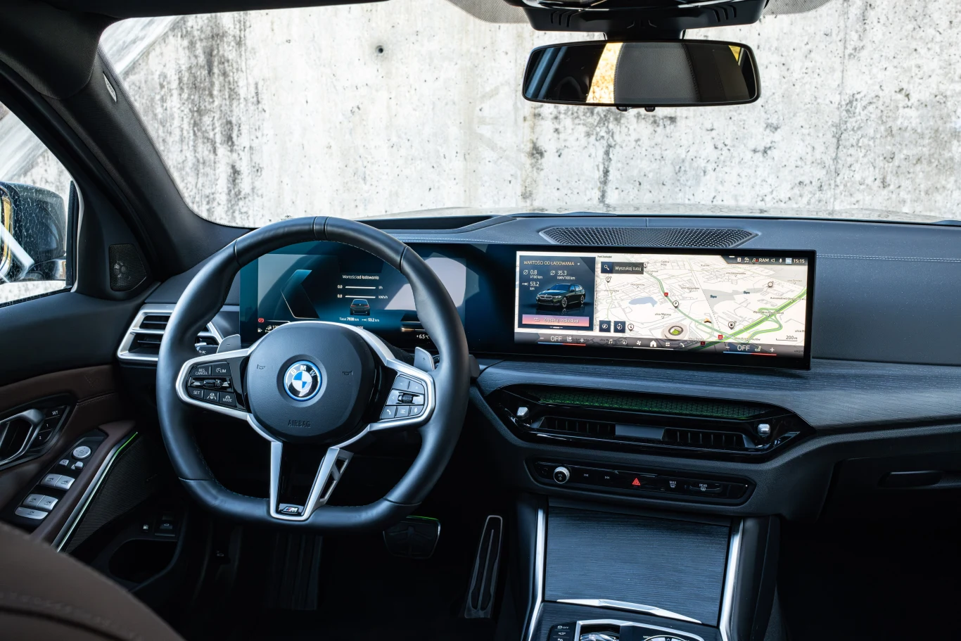 System multimedialny na początku może się wydawać przeładowany; obsługuje się go łatwo, dzięki pokrętle na tunelu środkowym