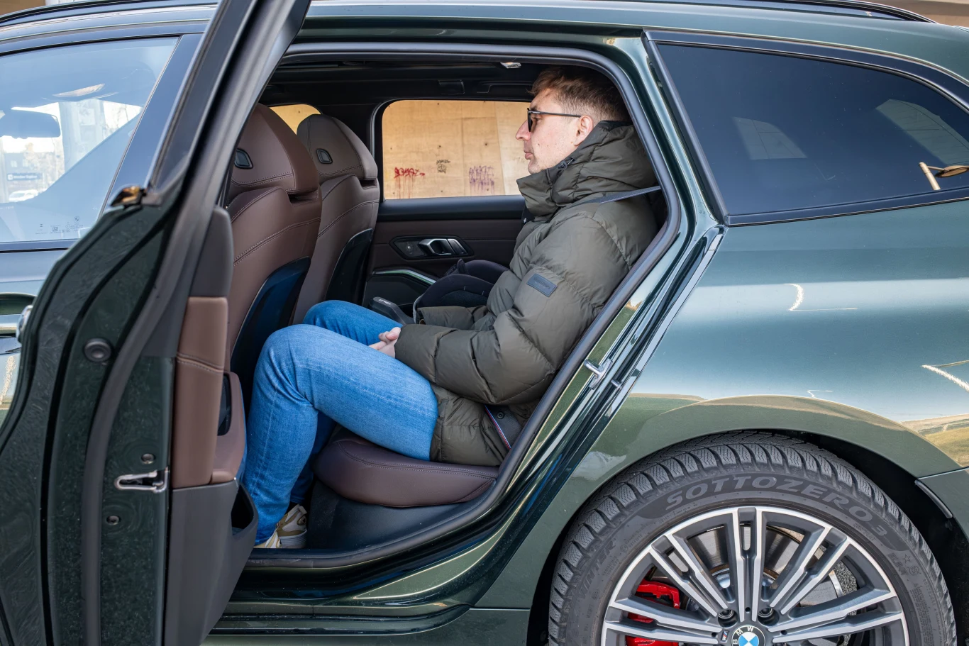 Kabina z tyłu nie jest tak przestronna, jak można by przypuszczać. Miejsca brakuje przede wszystkim na nogi