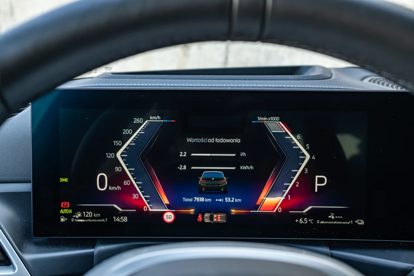 Cyfrowe zegary nie są specjalnie czytelne; obrotomierz wyświetlają wyłącznie w sportowych trybach jazdy