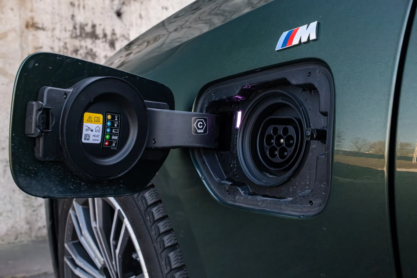 Gniazdo ładowania znajduje się z przodu; czas ładowania prądem przemiennym od 0 do 100 proc. wynosi około 2 godzin