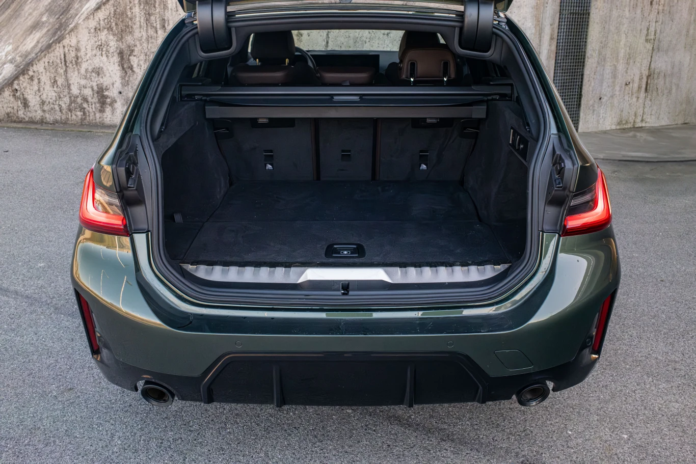 Odmiana hybrydowa ma wyraźnie mniej pojemny bagażnik od pozostałych - mieści on 410 litrów