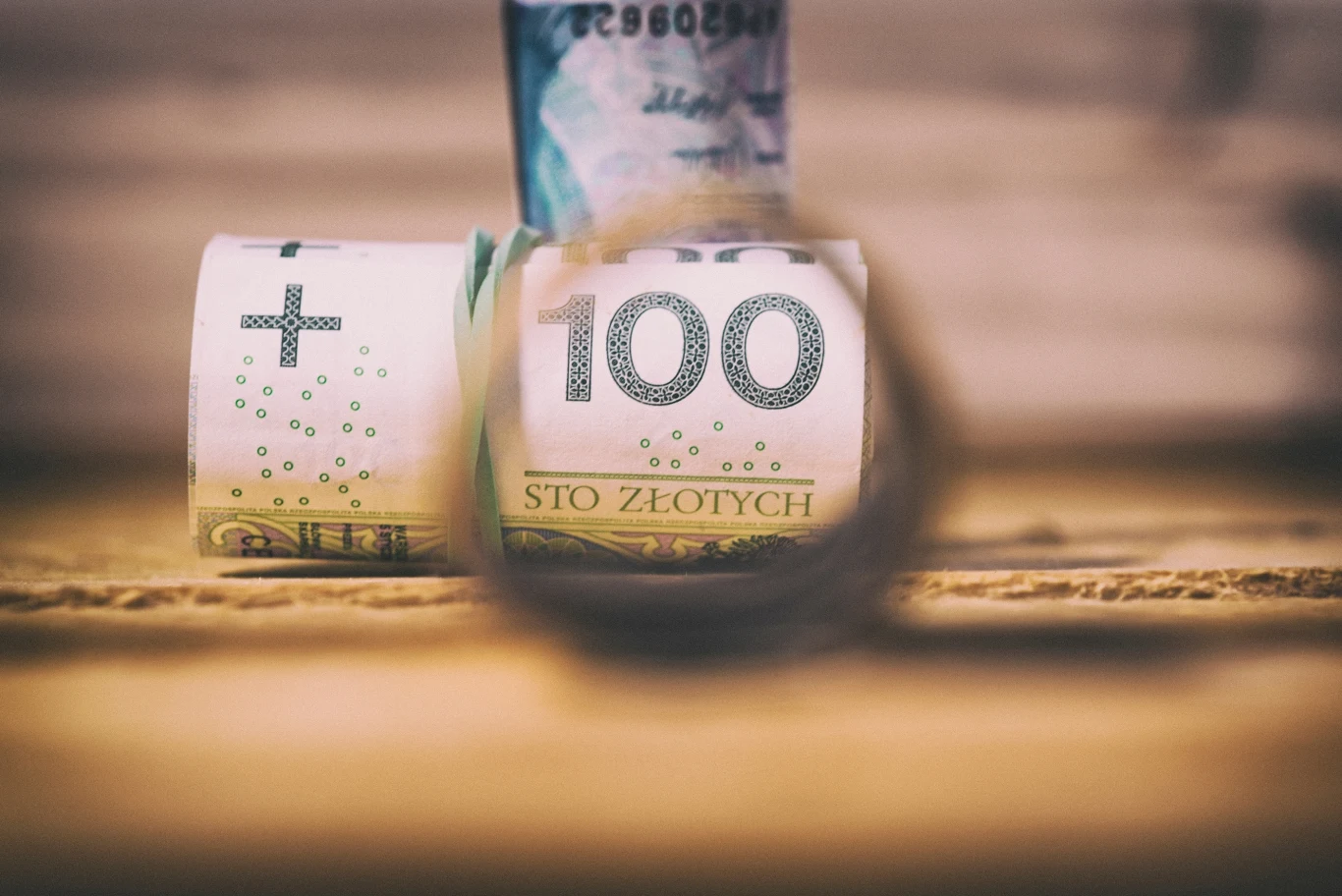 Tysiące donosów do skarbówki. Takie przewinienia pojawiają się w nich najczęściej Darowizna w gotówce. Co na to skarbówka?