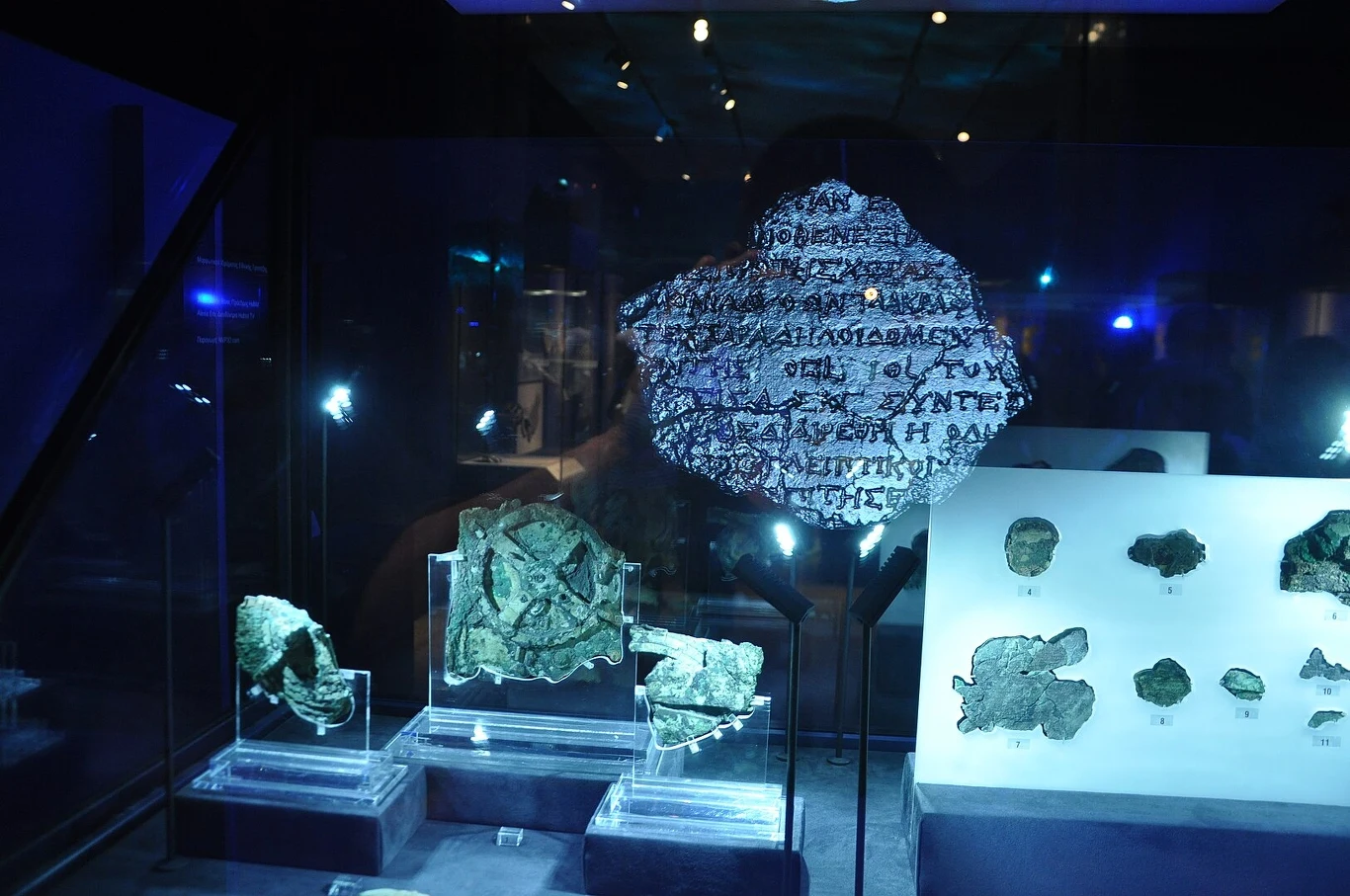 Odczytanie inskrypcji, którymi pokryto mechanizm spowodowało, że jego budowę przypisano Pitagorejczykom.