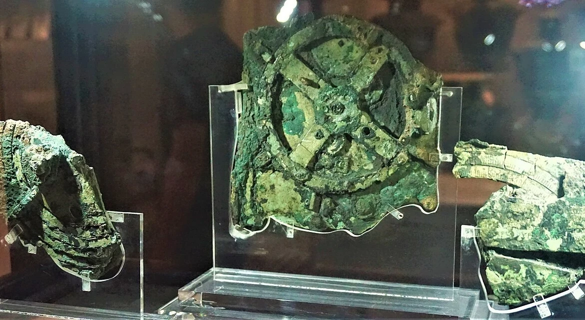 Mechanizm z Antykithiry od lat zastanawia naukowców. Skomplikowane urządzenie znów zostało zbadane. article cover