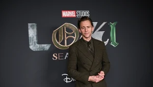 Tom Hiddleston promujący serial "Loki"