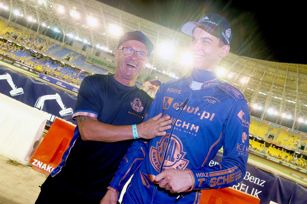 Trener Piotr Świst z dumą prezentuje Oskara Palucha. Był kluczem do zwycięstwa Stali w Rybniku. Trener Piotr Świst z dumą prezentuje Oskara Palucha. To on ma być kluczem do wygranej Stali Gorzów w Rybniku.