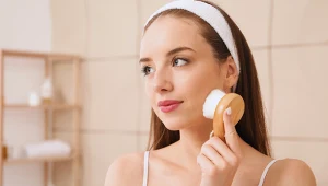 Ten trend zawładnął TikTokiem. Czy rzeczywiście wygładza zmarszczki? 