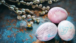 Weź z łazienki i wykorzystaj do farbowania jajek. Tak pięknych pisanek jeszcze nie widziałeś