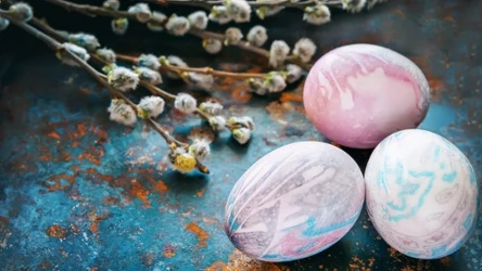 Jajka wielkanocne można ufarbować pianką do golenia. 