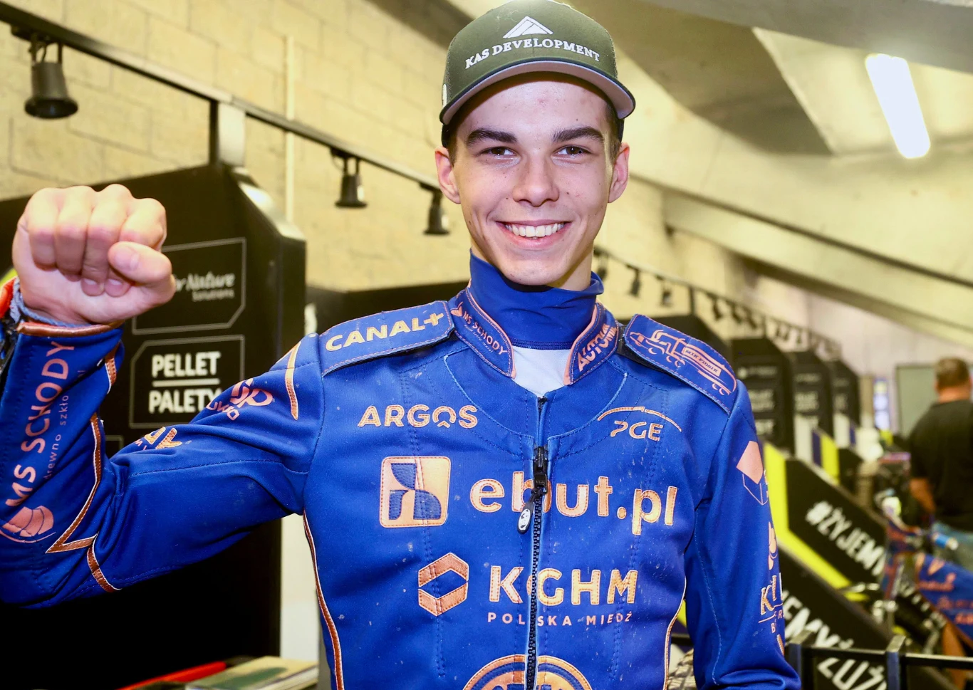 Oskar Paluch jest ważnym ogniwem Stali Gorzów. Finansowo dobrze na tym wychodzi. Oskar Paluch cieszy się z wygranej. Od niego zależą losy Stali Gorzów w sezonie 2025.