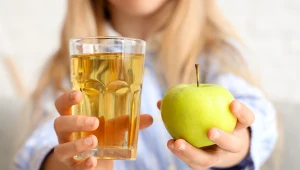 Ocet jabłkowy ułatwia odchudzanie, a także reguluje pracę jelit. Dobrze zadziała rano, ale też przed snem