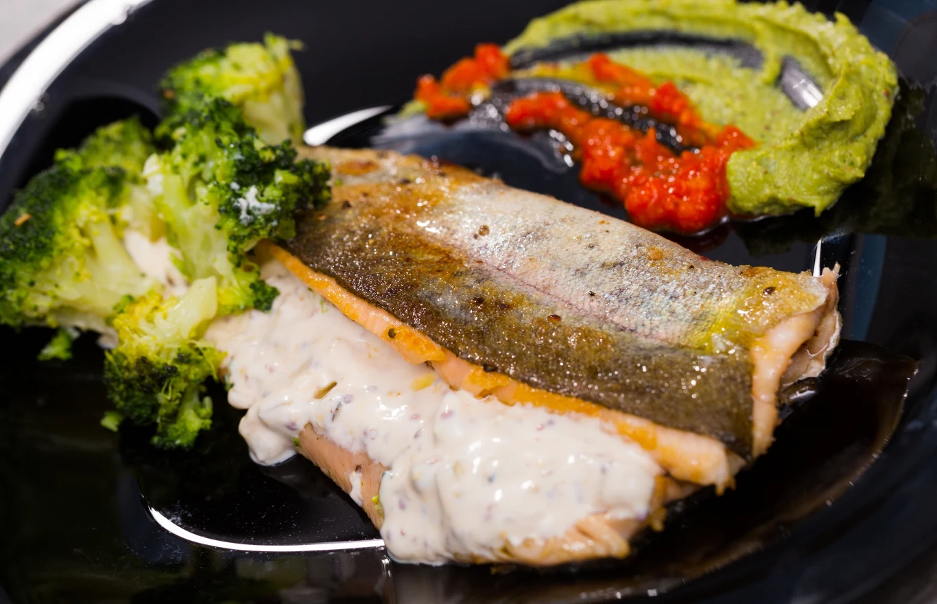 Pstrąg doskonale smakuje upieczony z dodatkiem masła i ziół Pstrąg charakteryzuje się stosunkowo niską zawartością rtęci