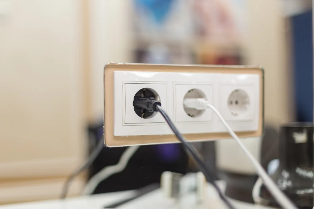 Właściciele nieruchomości mają obowiązek przeprowadzać kontrole instalacji elektrycznej. 