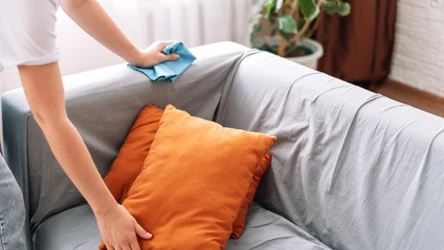 Jak szybko usunąć plamę z kanapy?