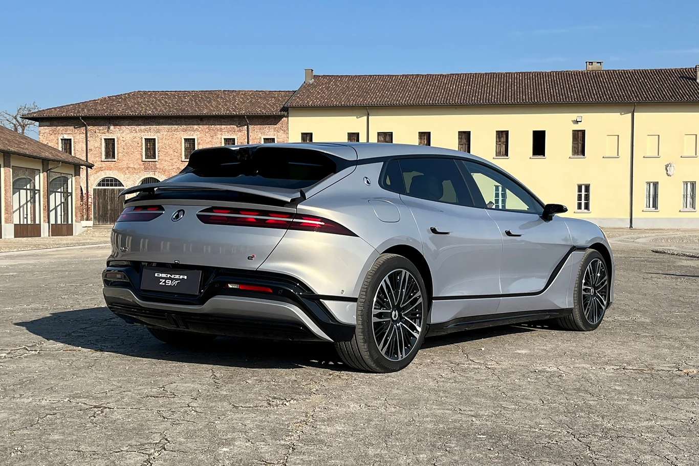 Denza Z9 GT zachwyca luksusem i osiągami. Chińczycy znowu to zrobili article cover