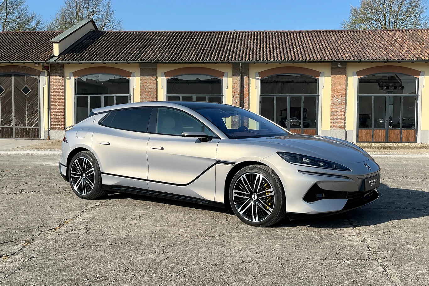 Denzę Z9 GT rzuca wyzwanie takim gigantom motoryzacyjnym jak Porsche, Audi czy BMW.