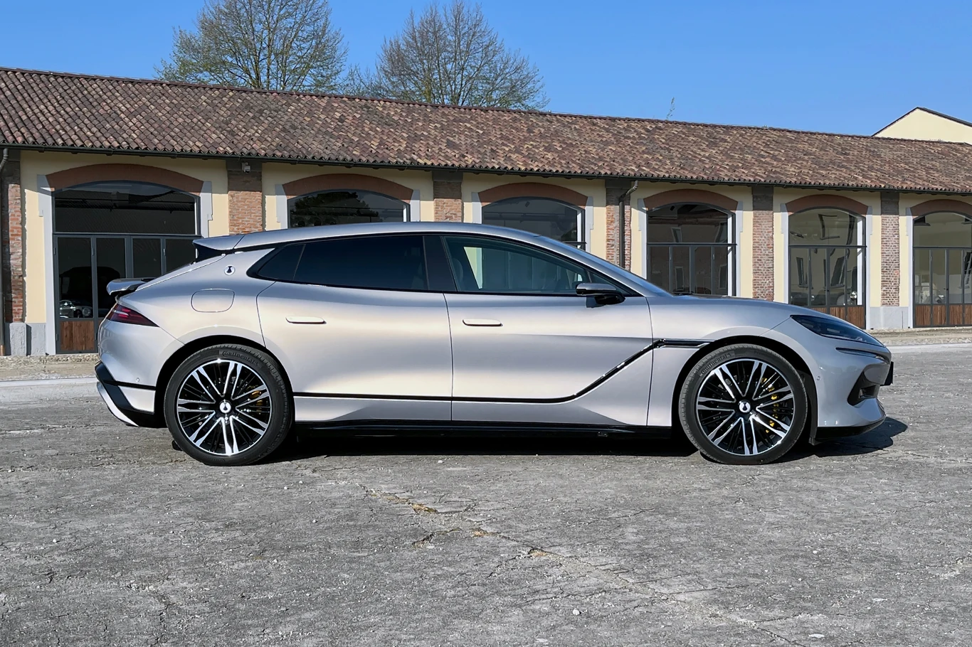 Stylistyka Denzy Z9 GT to połączenie najlepszych cech europejskich grand tourerów.