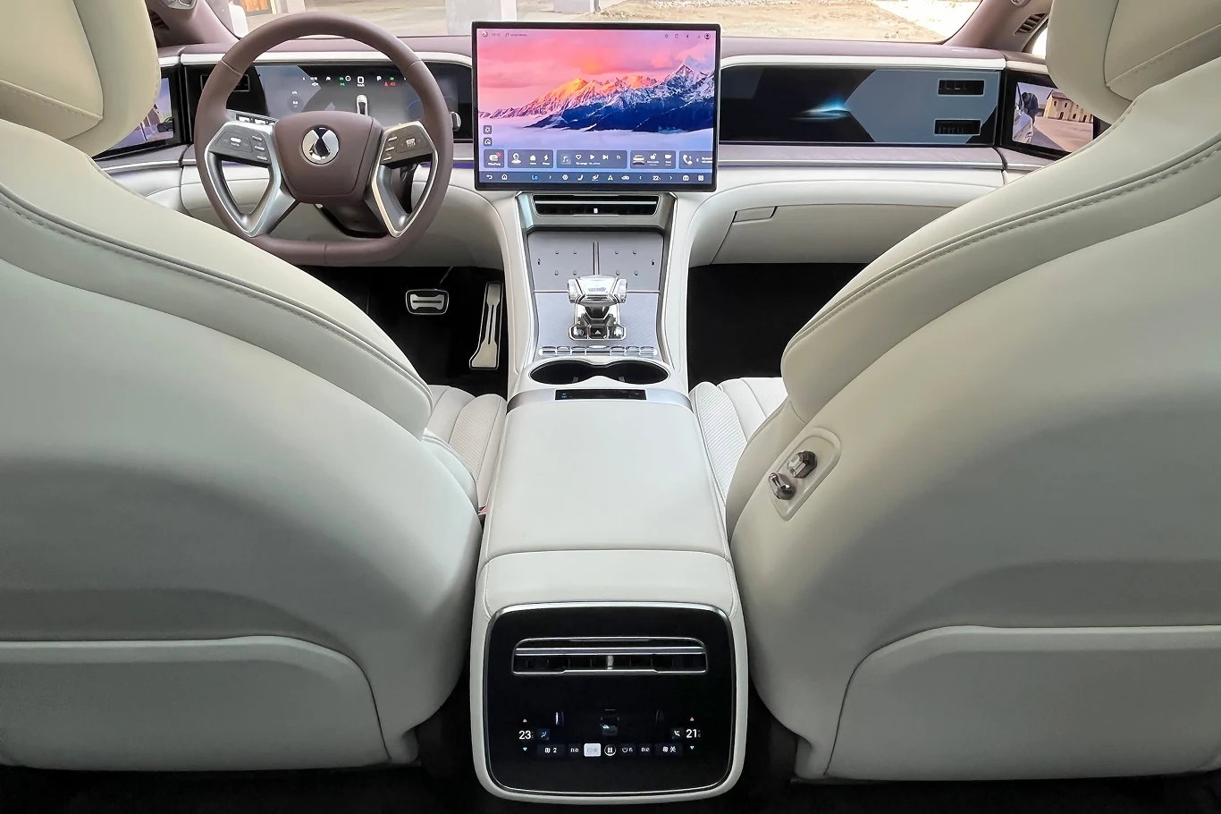 Kokpit pojazdu został zaprojektowany w prawdziwie luksusowym stylu.